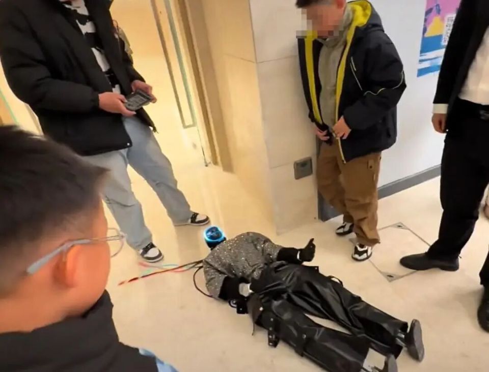 机器人表演武术回旋踢将同伴踹飞！商场：用的是王力宏演唱会同款机器人