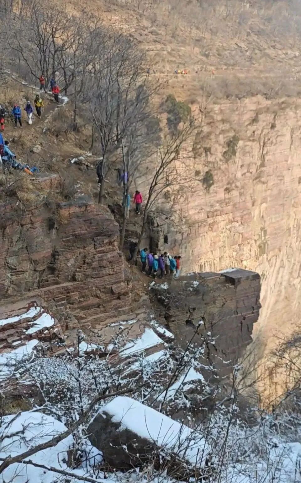 26岁男子当场遇难！现场一片混乱，有人目睹全过程：头皮发麻