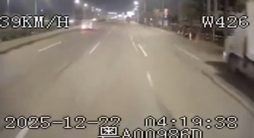 事发凌晨广州街头，小货车突然侧翻冒烟，2人被困在变形车身内，6人合力救出