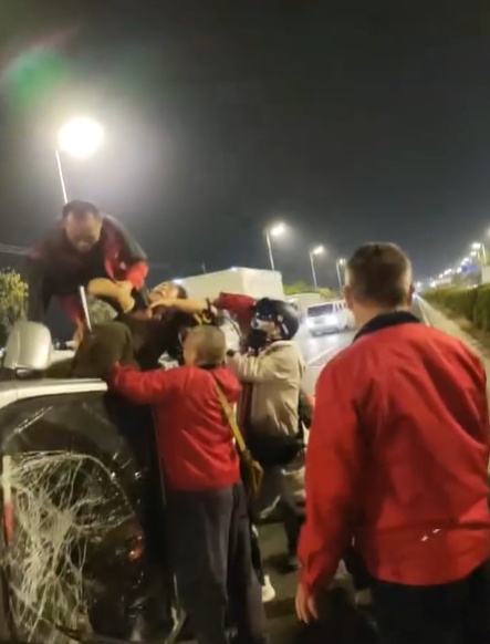 事发凌晨广州街头，小货车突然侧翻冒烟，2人被困在变形车身内，6人合力救出