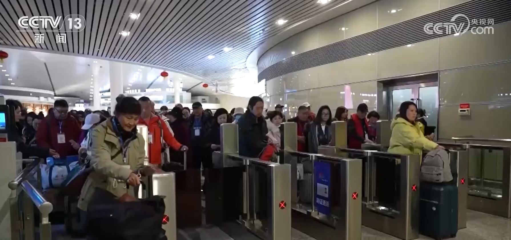 42.55亿人次 40.66亿吨 9015亿元 从数据看2025年铁路交出亮眼成绩单