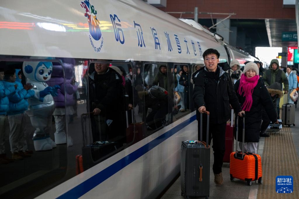 首列“哈尔滨冰雪大世界”主题高铁列车开行