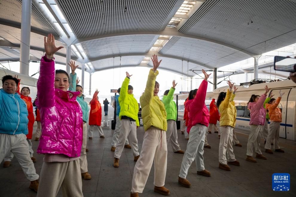 首列“哈尔滨冰雪大世界”主题高铁列车开行