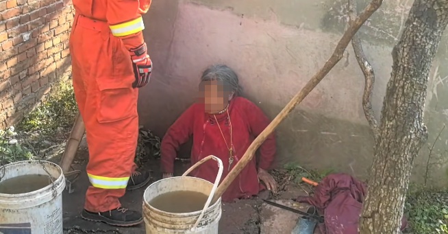 一把镰刀，竟成奶奶被困化粪池的“元凶”