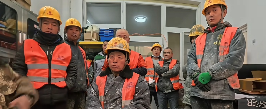 “好老板就算了，叫我好大哥还行！”山东大哥回应提前半个月给工人发工资