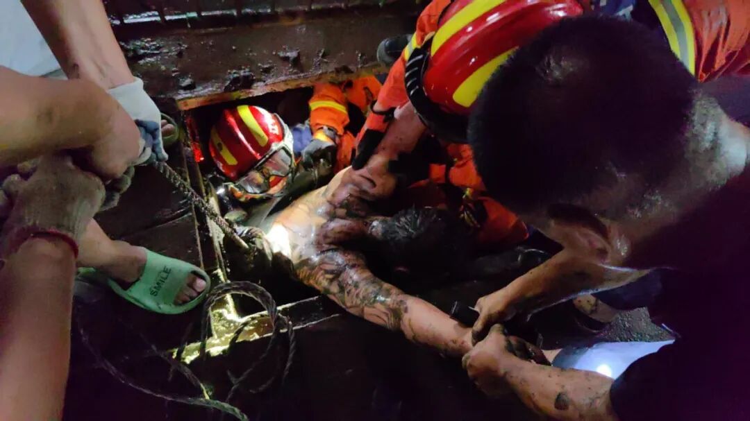 一把镰刀，竟成奶奶被困化粪池的“元凶”