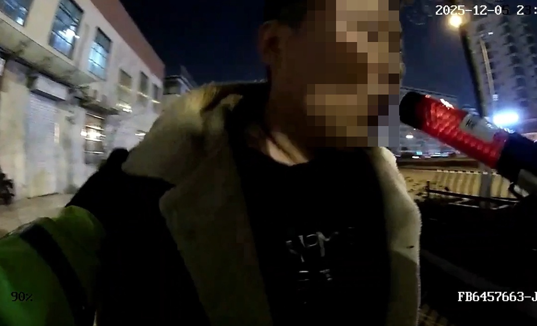 “鞋都跑飞了……” 男子酒驾被查 “鞋都跑飞了……” 男子酒驾被查