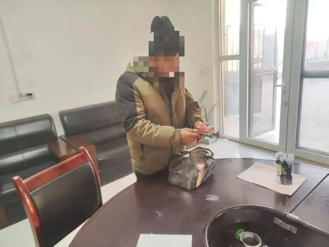 68岁保洁员，发现旧灯罩里装着19万8！