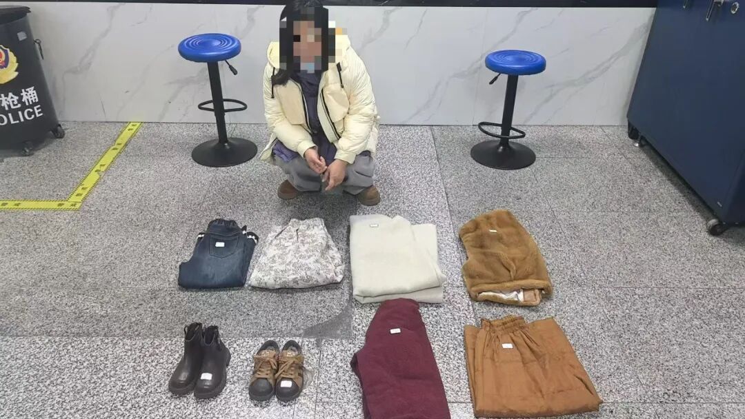 女子连偷八件新衣“撑面子”，谁承想被警方抓获“进班房”