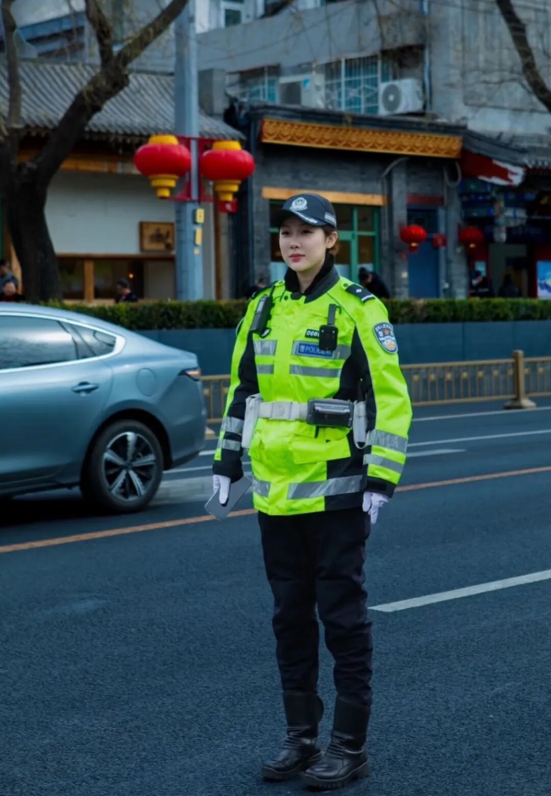 北京26岁女警张钰撞脸演员杨紫走红，本人回应：这份光属于所有一线交警