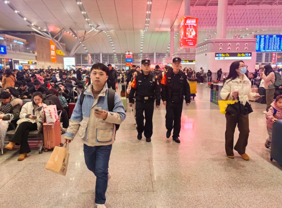 女子元旦长沙赶高铁弄丢笔记本电脑，民警不到一小时寻回