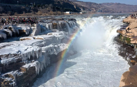 黄河壶口瀑布现“冰瀑玉壶”壮美景色