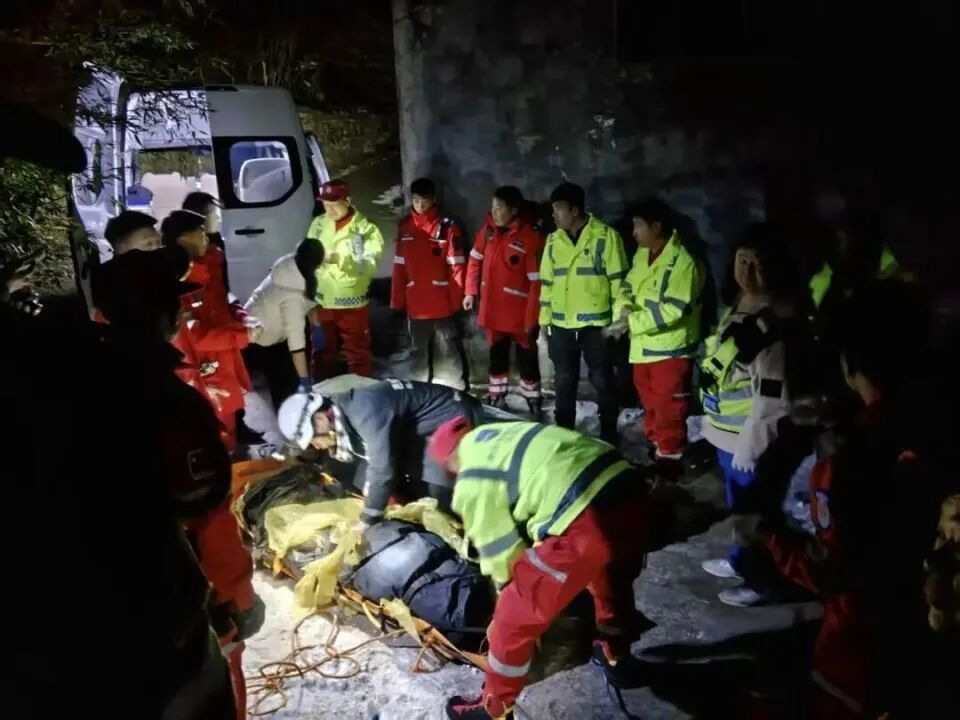 26岁男子当场遇难！有人目睹全过程：现场一片混乱，许多人都报了警……