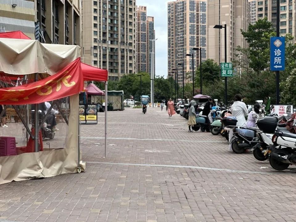 男子酒后抡椅砸人误伤8岁男童，因寻衅滋事罪获刑二年，该男子曾因酒后闹事两度被拘留