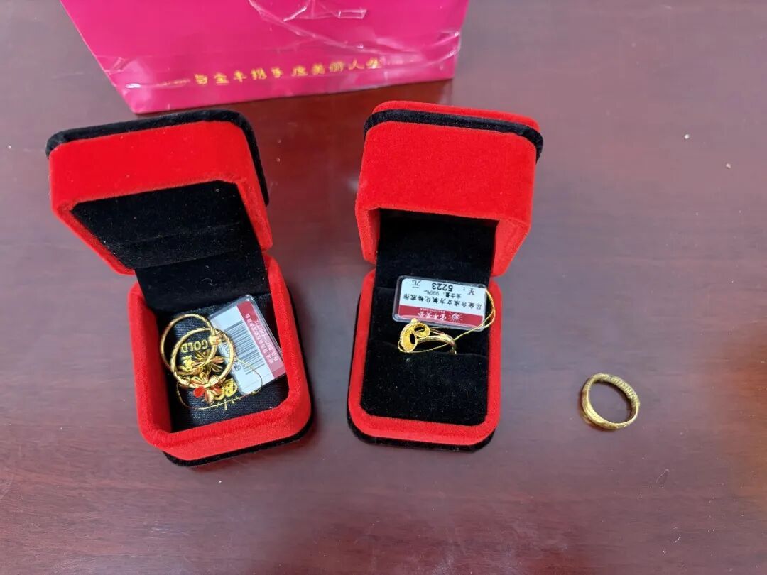 快递站包裹引怀疑,民警打响“黄金拦截战” 快递站包裹引怀疑,民警打响“黄金拦截战”