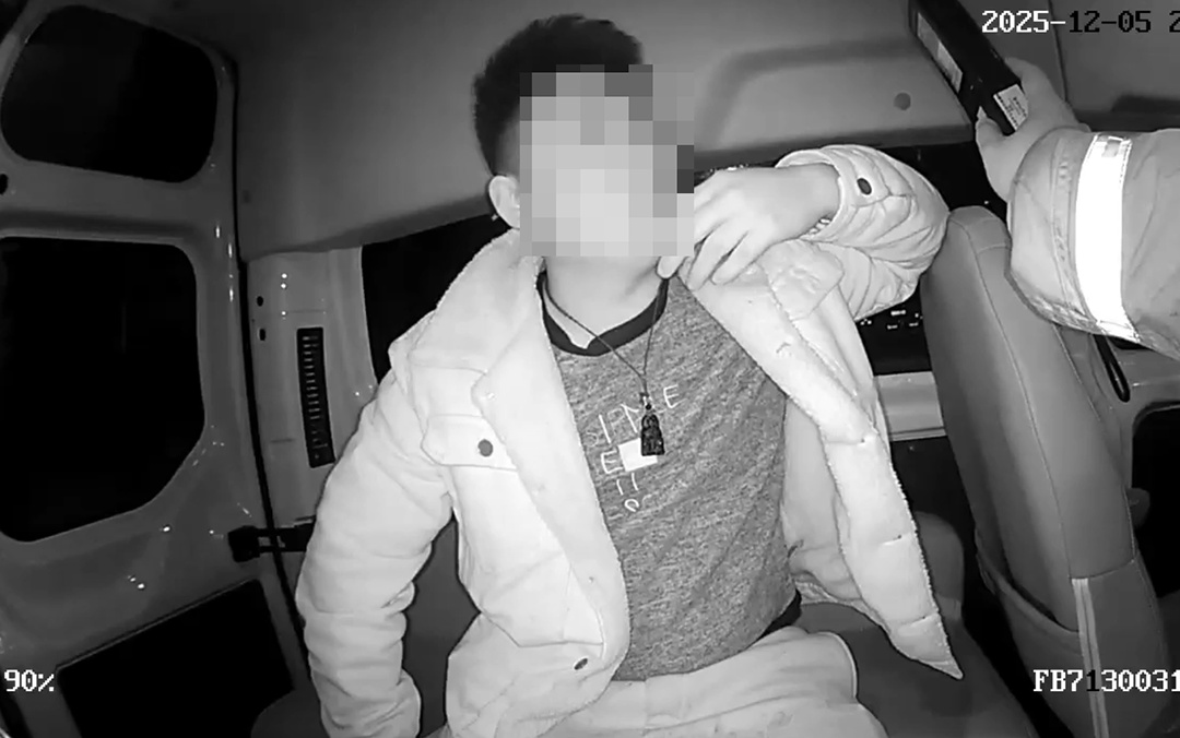 “鞋都跑飞了……” 男子酒驾被查 “鞋都跑飞了……” 男子酒驾被查