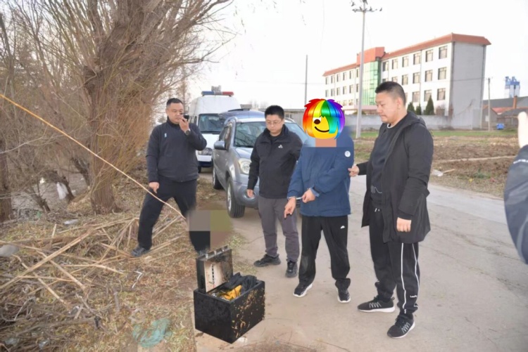 “换装+头盔”伪装潜入办公室？民警：抓！