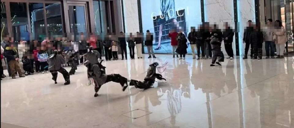 机器人表演武术回旋踢将同伴踹飞！商场：用的是王力宏演唱会同款机器人