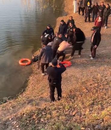 钓鱼男子跳进冰冷河水救人，当地正为其申报见义勇为，当事人回应