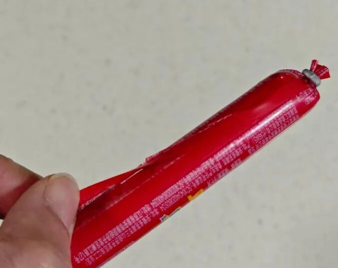 不要用牙咬了！终于学会火腿肠的正确打开方式，速看