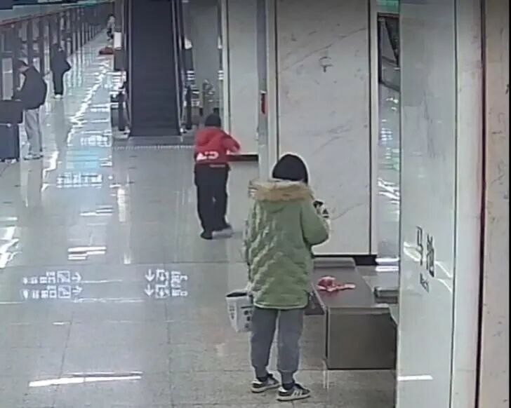 10岁男孩地铁里捡到9200元现金后,第一句话是找失主!物归原主后满脸骄傲...... 10岁男孩地铁里捡到9200元现金后,第一句话是找失主!物归原主后满脸骄傲......