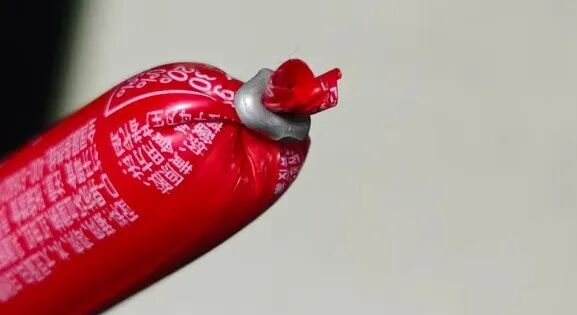 不要用牙咬了！终于学会火腿肠的正确打开方式，速看