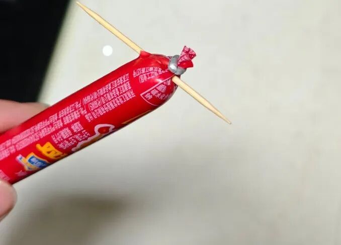 不要用牙咬了！终于学会火腿肠的正确打开方式，速看