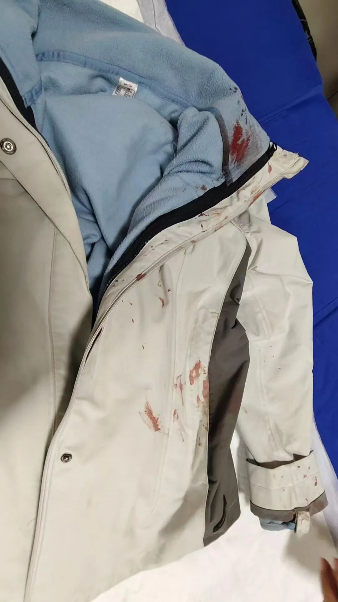 河南戒毒女警休假时街头徒手夺刀被划伤，飞起一脚精准踢落男子凶器