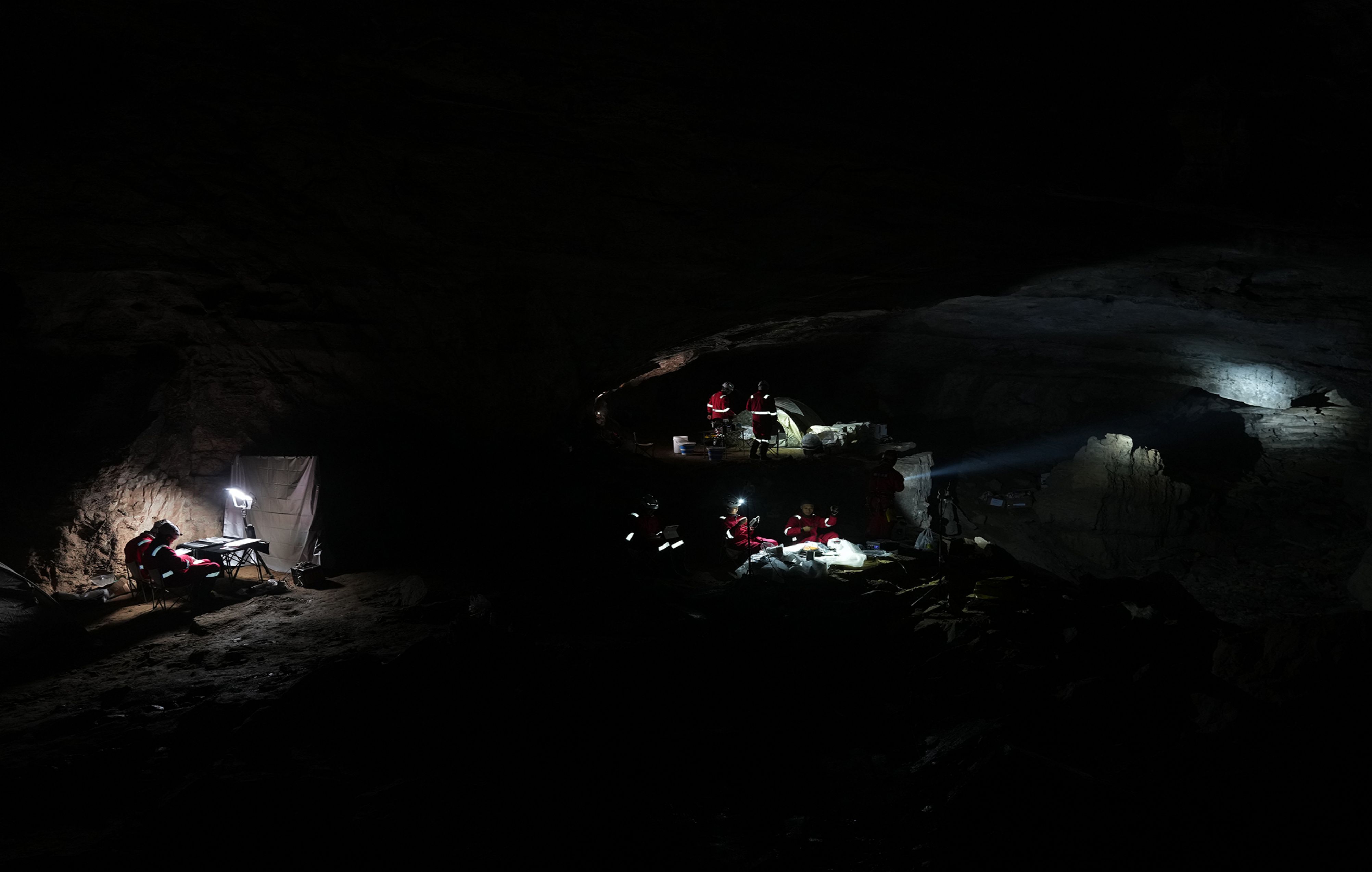 我国首次航天员洞穴训练圆满完成 我国首次航天员洞穴训练圆满完成