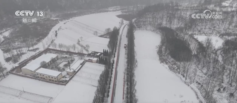 多地出现降温降雪天气 多部门奋战一线保通保畅守护出行平安