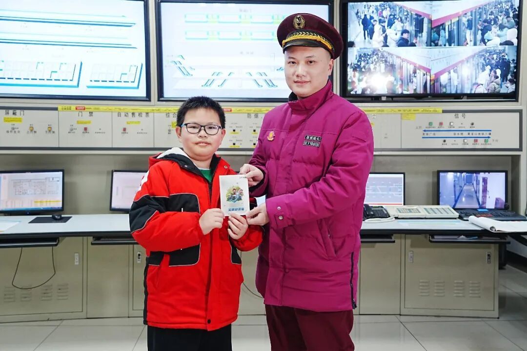 事发武汉地铁站！近万元现金散落在站台座椅上，关键时刻，10岁男孩“出手”了！