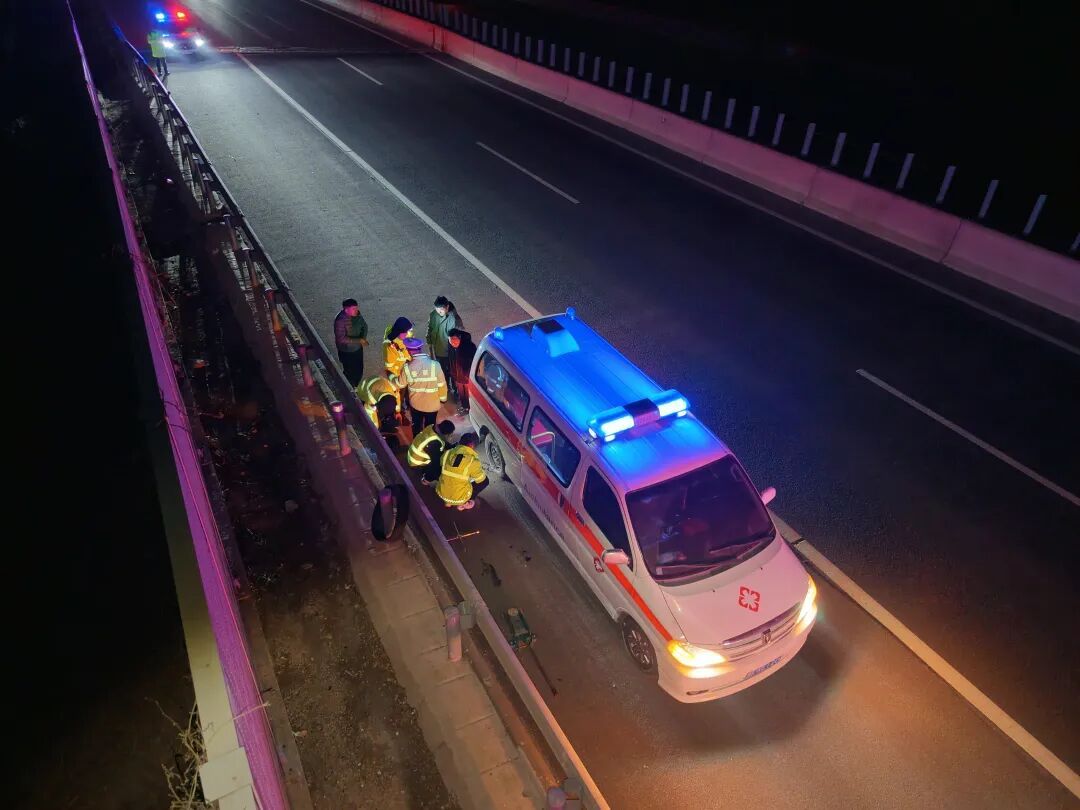 寒冬夜晚，高速上一辆救护车爆了胎……