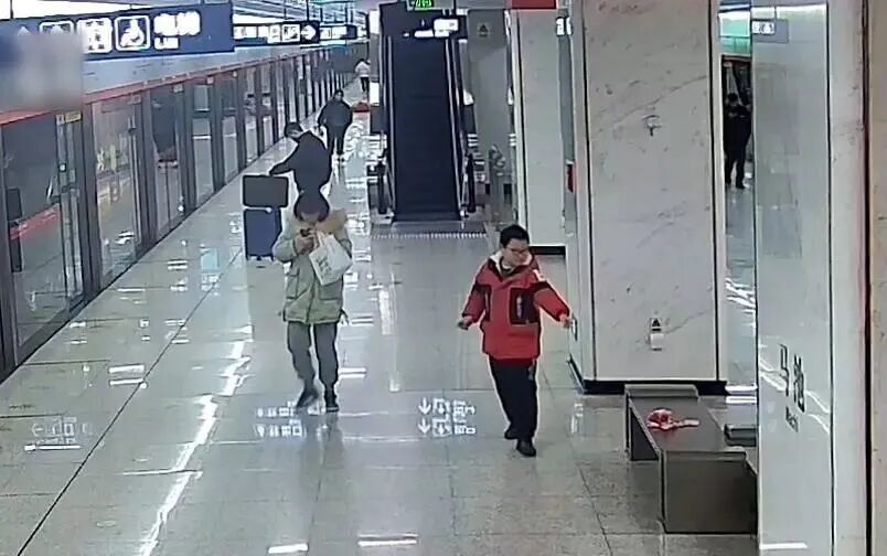 10岁男孩地铁里捡到9200元现金后,第一句话是找失主!物归原主后满脸骄傲...... 10岁男孩地铁里捡到9200元现金后,第一句话是找失主!物归原主后满脸骄傲......