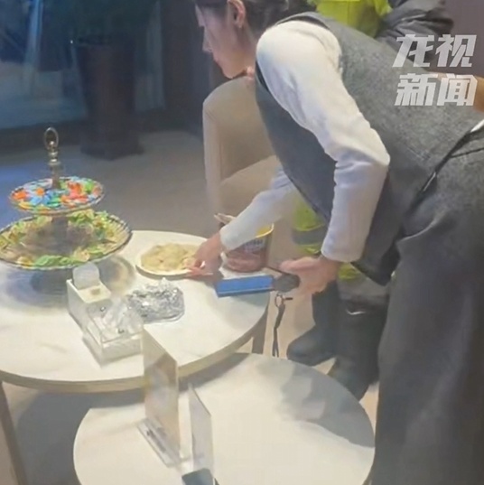 一碗泡面变一盘饺子，哈尔滨新年夜这顿“加菜”太暖了