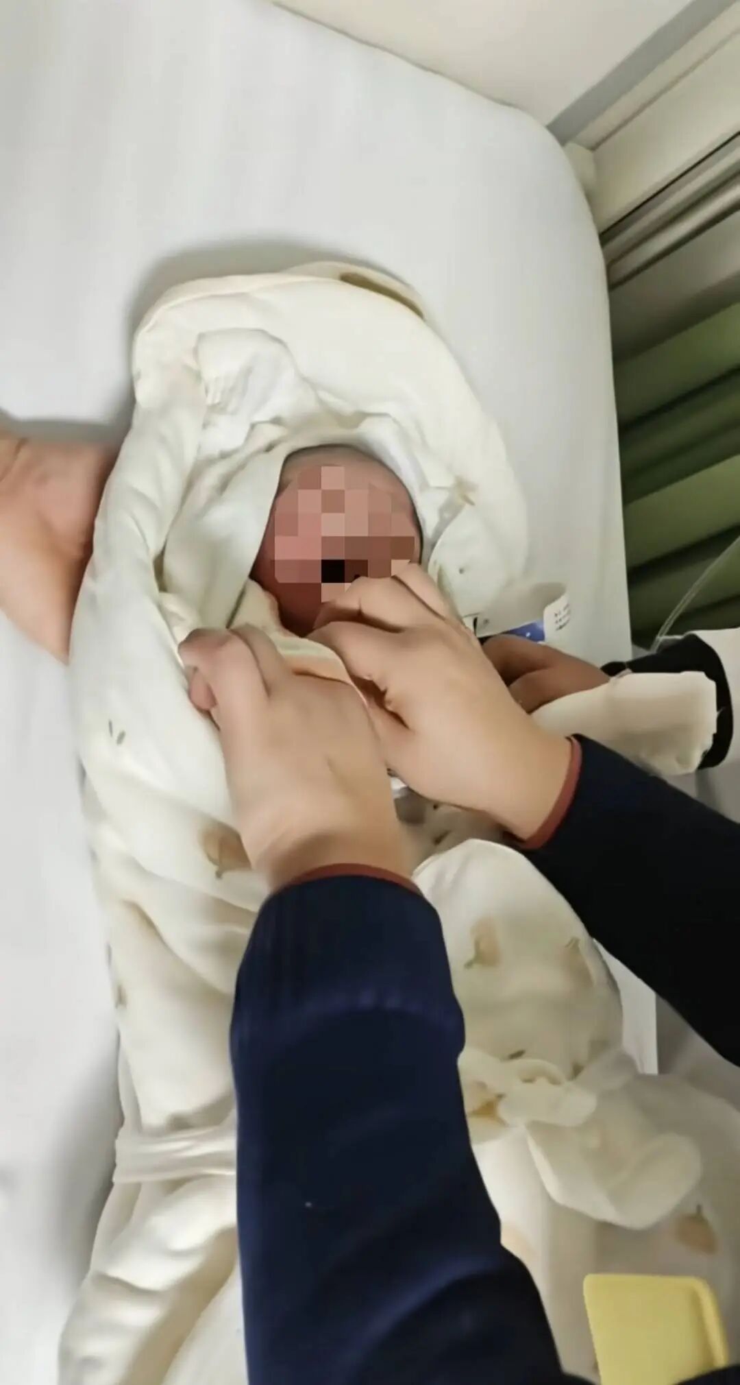 江苏一新生儿手指在剖宫产手术中被切断，官方通报：系助产士操作严重失误，已被停职