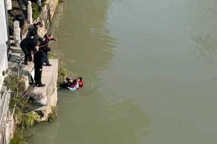 睡衣男掉入台州一河中!救人者:就一个感觉,当时是真冷啊! 睡衣男掉入台州一河中!救人者:就一个感觉,当时是真冷啊!