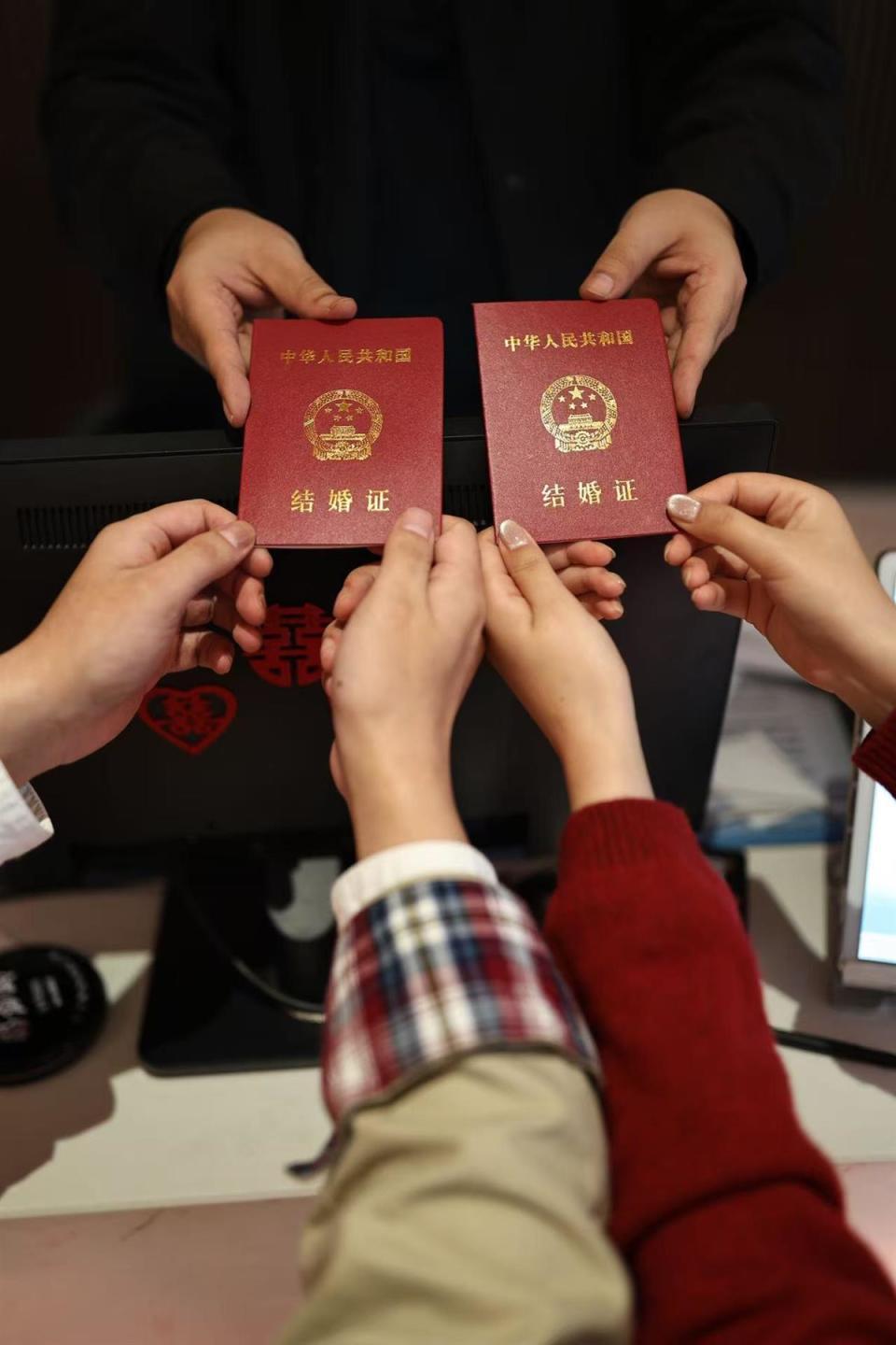 校园情侣花199元买“恋爱保险”，10年后登记结婚申领1万保金