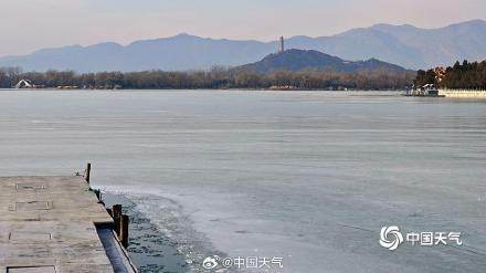 小寒不寒 北京颐和园湖水尚未冻实