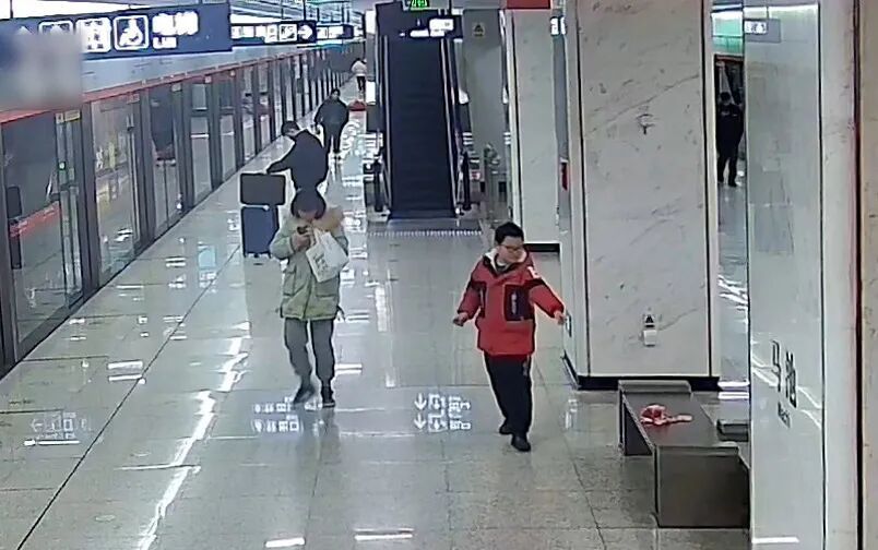 事发武汉地铁站！近万元现金散落在站台座椅上，关键时刻，10岁男孩“出手”了！