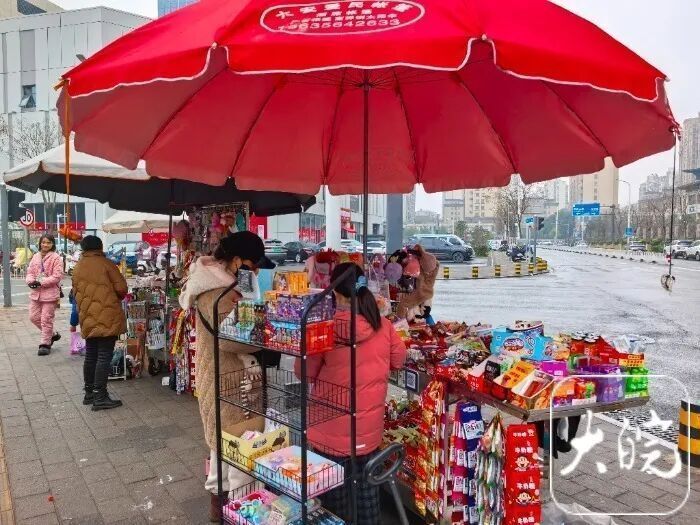 雨雪夜，7岁女孩这一鞠躬，感动无数人