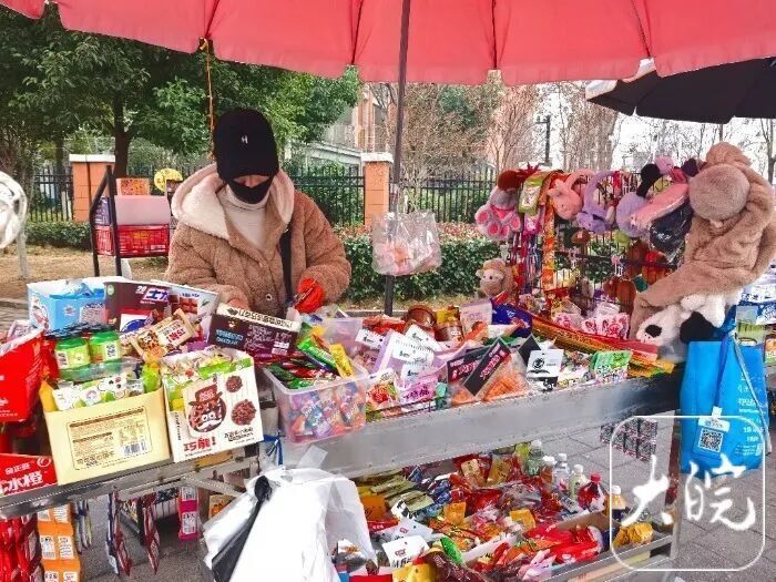 雨雪夜，7岁女孩这一鞠躬，感动无数人