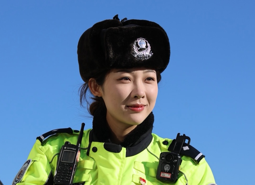新年第一天上岗，网友称为“最美交警”的她收到了这样一张明信片