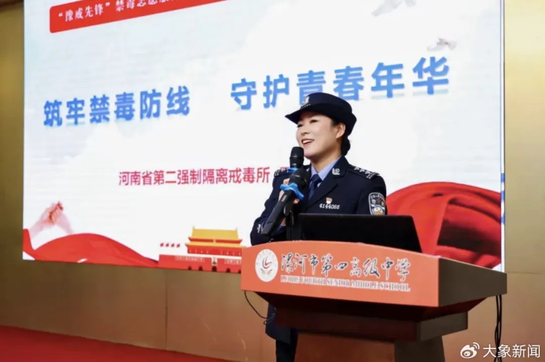 男子街头挥刀乱刺，被休假女警一脚踢落凶器！女警面部缝合30余针，手套被血浸透……