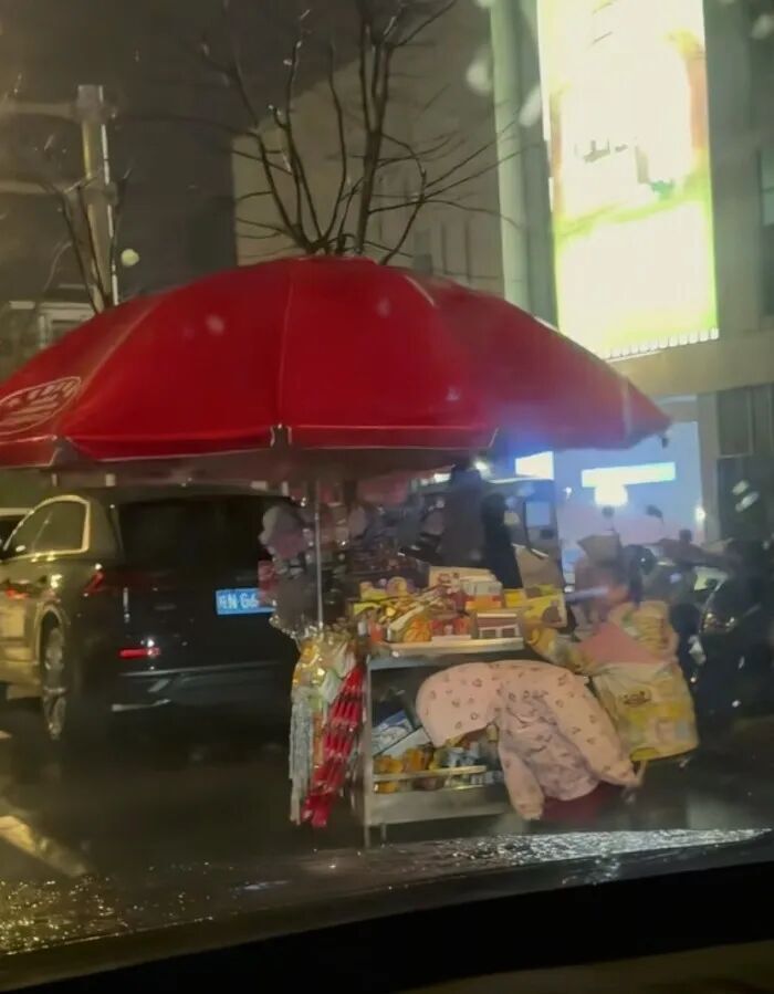 雨雪夜，7岁女孩这一鞠躬，感动无数人