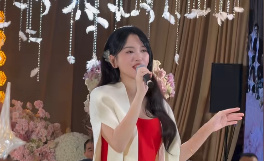 42岁上海女歌手现身婚礼现场唱歌,曾因商演自卑,网友:靠自己努力赚钱不丢人! 42岁上海女歌手现身婚礼现场唱歌,曾因商演自卑,网友:靠自己努力赚钱不丢人!