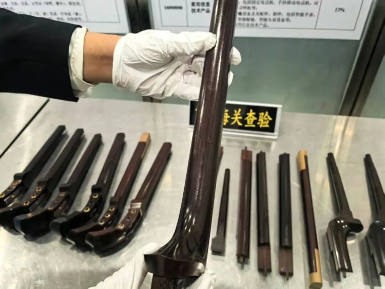 济南机场海关在口岸旅检渠道查获旅客违规携带进境的濒危紫檀木18件 济南机场海关在口岸旅检渠道查获旅客违规携带进境的濒危紫檀木18件