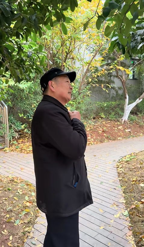 女子在长沙丢失30万名表6天后巧遇捡表人,大叔将其挂树上等待失主,拒收近万元红包 女子在长沙丢失30万名表6天后巧遇捡表人,大叔将其挂树上等待失主,拒收近万元红包