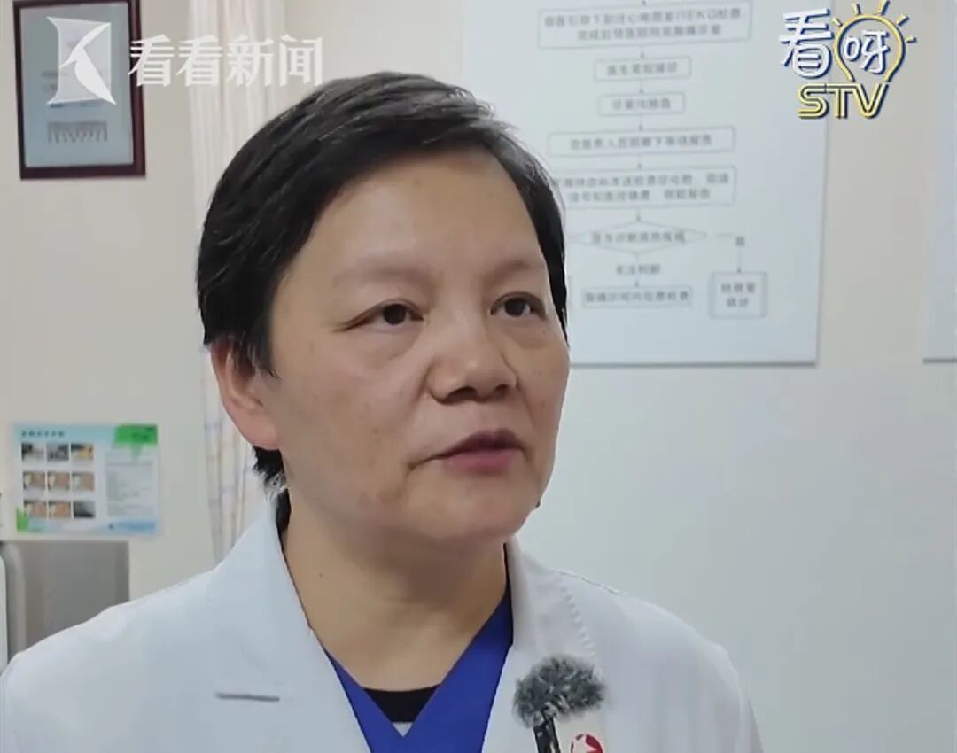 事发上海地铁！老人摔下电梯，工作人员不让救？医生：做得对！