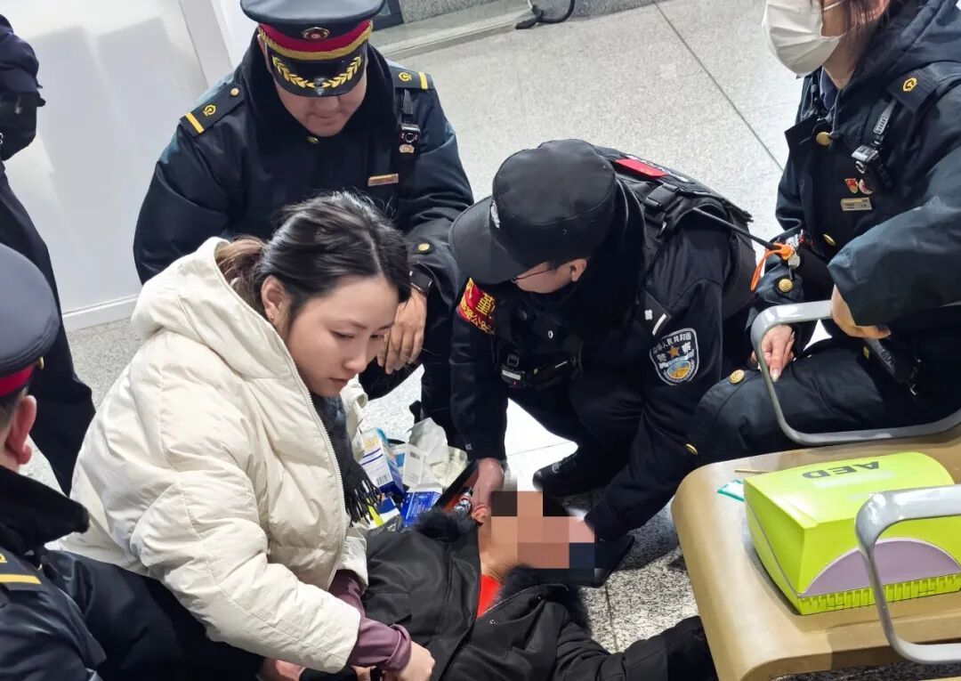 男子在高铁站突发晕厥，95后女中医跪地针灸夺回一命