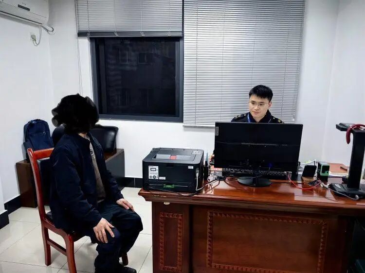 重庆一男子酒后连续三次按压紧急停车按钮，致进站列车紧急制动！罚款500元